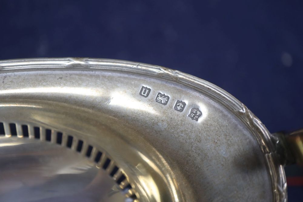 A George V pierced silver oval two handled pedestal dish, Birmingham, 1912, 23.5cm, 5oz.